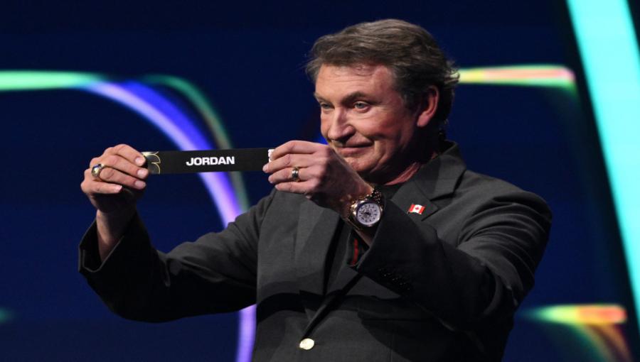 مساعد القرعة واين جريتزكي يسحب اسم الأردن خلال قرعة كأس العالم 2026 | رويترز