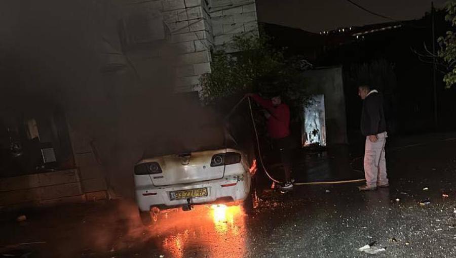 مستوطنون يحرقون مركبتين ويخطون شعارات عنصرية في عين يبرود شرق رام الله | فلسطين بوست
