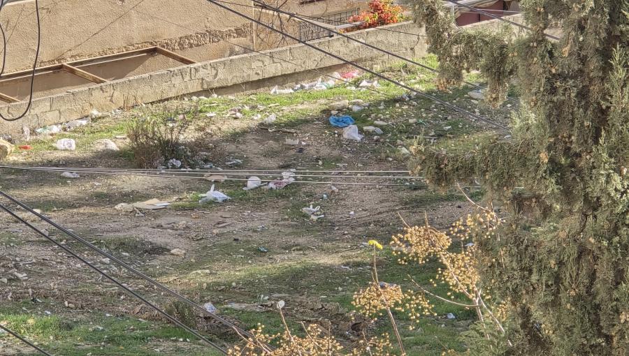 نفايات وأكياس بلاستيكية ملقاة على الأرض