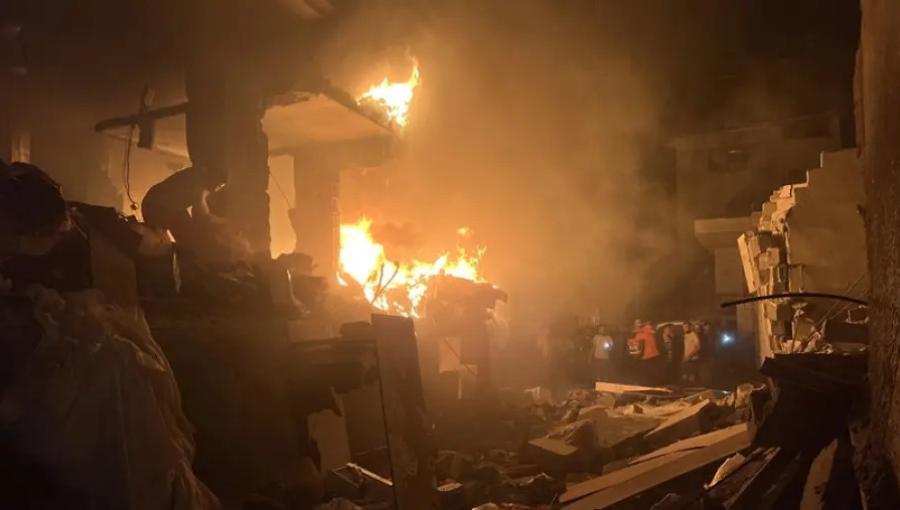 نيران مشتعلة في خيام النازحين جراء غارات إسرائيلية في مواصي خانيونس 3/12/2025 | المصدر: الأناضول