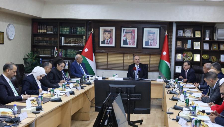 وزير العدل بسام التلهوني خلال ترؤسه اجتماع اللجنة الوطنية لمنع الاتجار بالبشر 23/12/2025 | المصدر: وزارة العدل