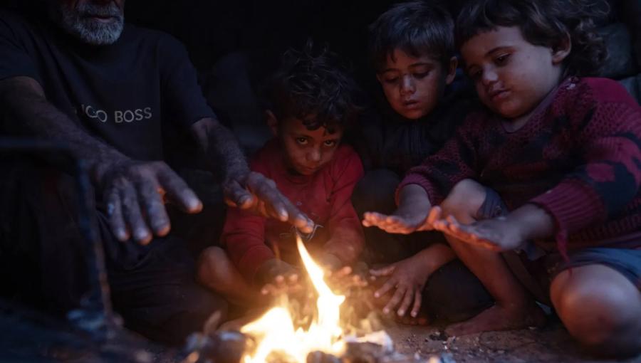 نازحون يتحلقون حولة نار طلبا للدفء في مدينة خانيونس  جنوبي قطاع غزة 27/12/2025 | المصدر: وكالة الأنباء الفرنسية