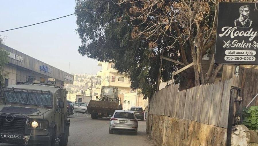 آليات الاحتلال خلال اقتحامها بلدة حزما شمال شرق القدس 27/1/2026 | فلسطين بوست