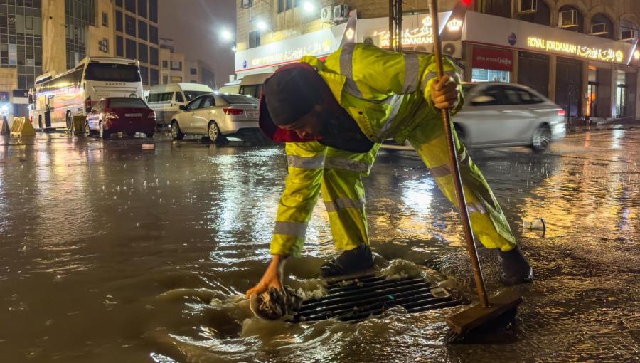 أحد العاملين في أمانة عمان خلال تعامله مع تداعيات المنخفض الجوي 12/1/2026 | أمانة عمان