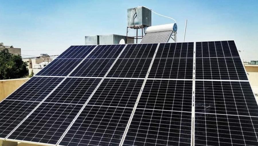 ألواح خلايا طاقة شمسية فوق أحد المنازل في العاصمة عمان | هيئة الطاقة