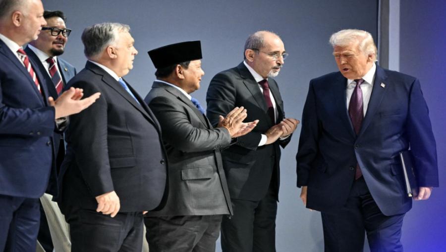 الرئيس الأمريكي دونالد ترامب يصافح وزراء خارجية الدول المشاركة بمجلس السلام في دافوس 22/1/2026 | رويترز