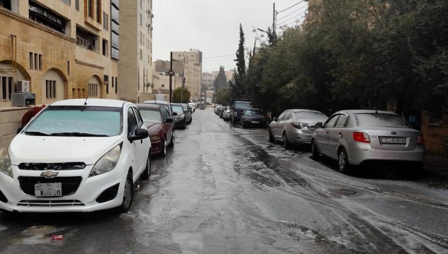 تشكل طبقة خفيفة من الثلوج على الشارع بمنطقة الجبيهة في العاصمة عمان 13/1/2026
