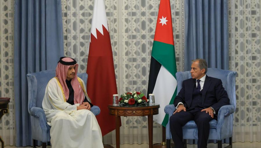 رئيس الوزراء الأردني جعفر حسان خلال مباحثاته مع نظيره القطري محمد بن عبدالرحمن آل ثاني في قطر 18/1/2026 | رئاسة الوزراء