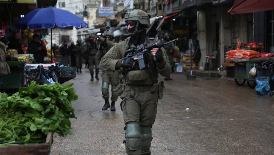 جنود الاحتلال خلال مداهمة متاجر في البلدة القديمة في نابلس بالضفة الغربية 1/1/2026 | وكالة الأنباء الألمانية