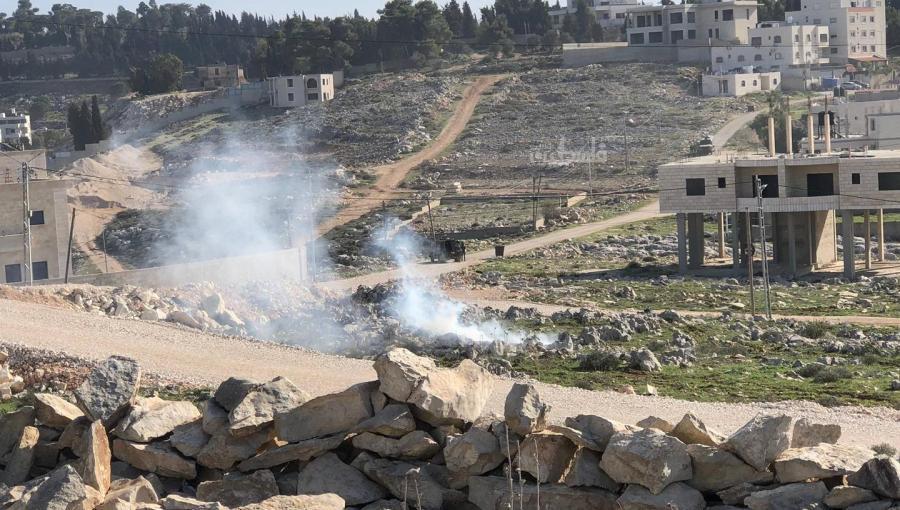 جنود الاحتلال يطلقون قنابل الغاز تجاه الفلسطينيين خلال هدم منزل في حي التعاون العلوي في نابلس 8/1/2026