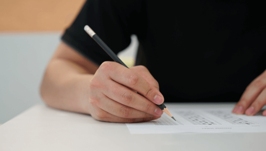 شخص خلال تقديم امتحان | freepik