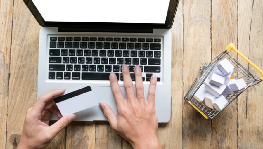 شخص يتسوق من متجر إلكتروني عبر حاسوبه المحمول | تعبيرية freepik