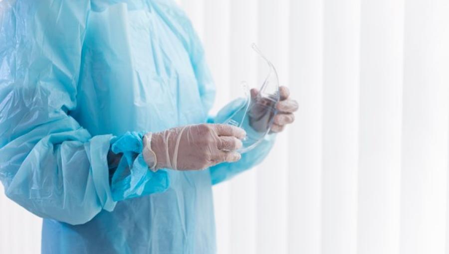 طبيب يستعد لإجراء عملية | تعبيرية freepik