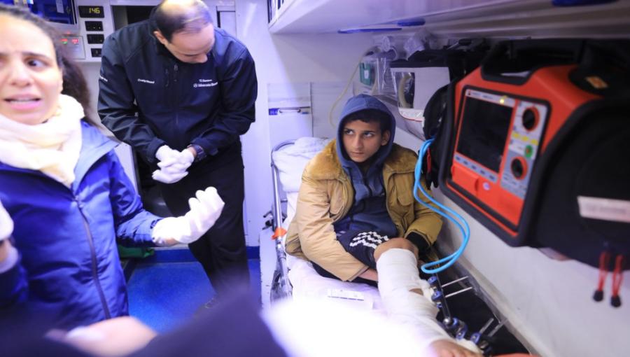 طفل يتلقى الرعاية الطبية داخل سيارة إسعاف ضمن الدفعة العشرين من أطفال قطاع غزة المرضى الذين يتلقون العلاج في الأردن 5/1/2026 | المصدر: المملكة