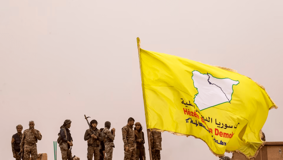 علم قوات سوريا الديمقراطية " قسد" | وكالة الأنباء الفرنسية