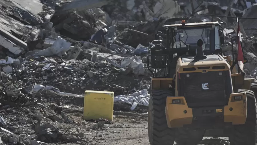 كتلة صفراء في جباليا شمال القطاع تحدد الخط الأصفر الذي يفصل بين المناطق الخاضعة لسيطرة الاحتلال والمناطق الفلسطينية منذ وقف إطلاق النار | أسوشييتد برس