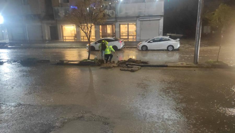 كوادر بلدية مادبا خلال تعاملهم مع تداعيات منخفض جوي سابق 13/1/2026 | ‏بلدية مادبا الكبرى