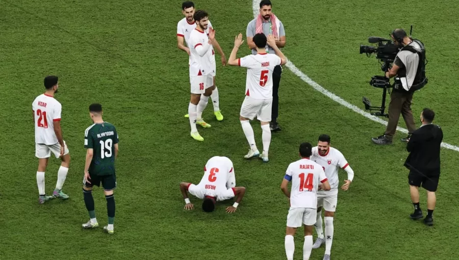 لاعبو المنتخب الأردني يحتفلون بالفوز على المنتخب السعودي في كأس العرب 2025