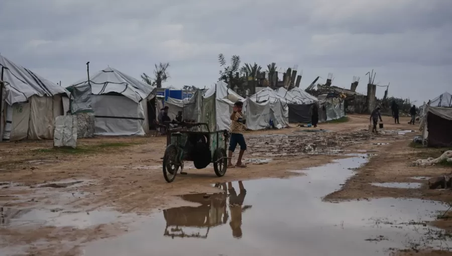 مخيم للنازحين في النصيرات بقطاع غزة بعد أمطار غزيرة 2/1/2026 | أسوشييتد برس