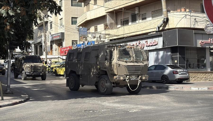 مدرعة لجيش الاحتلال تقتحم أحد الشوارع في الضفة | الأناضول