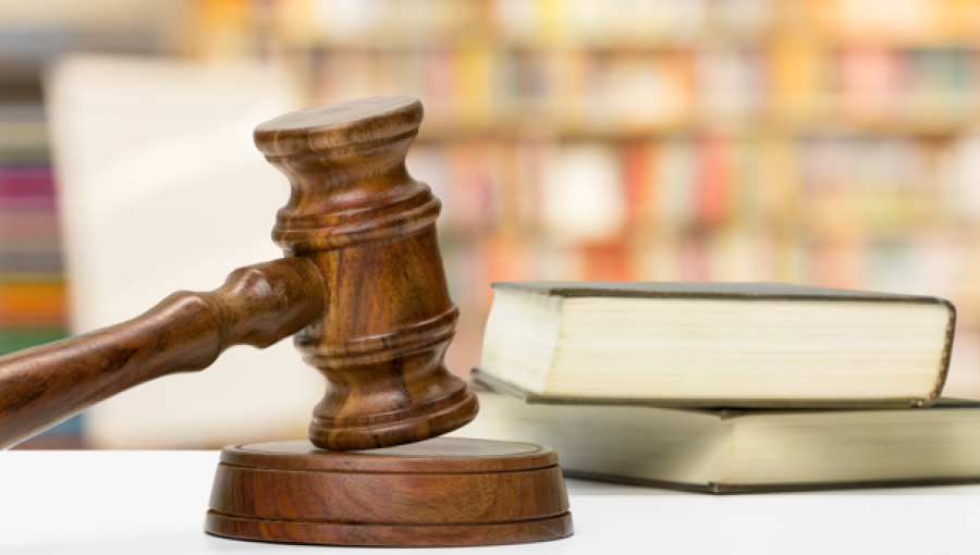 مطرقة خشبية وكتب | تعبيرية freepik