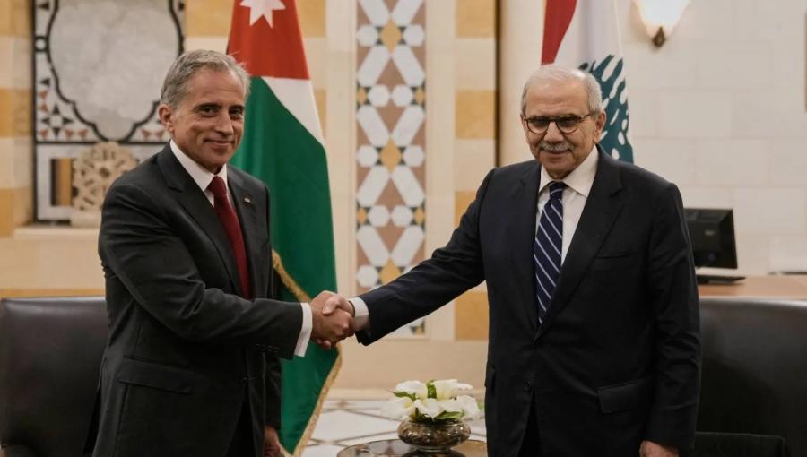 جعفر حسان ونظيره اللبناني نواف سلام بعد توقيع مذكرة التفاهم الأردنية اللبنانية للتعاون في مجال الكهرباء والغاز والطاقة المتجددة، بيروت 15/1/2025 | أسوشيتيد برس