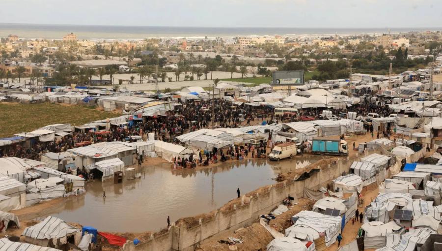 خيام نازحين في خانيونس جنوب قطاع غزة تحيط بها مياه الأمطار  14/1/2026 | رويترز