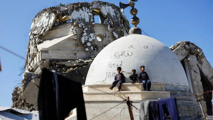أطفال يجلسون بقرب قبة مسجد دمره جيش الاحتلال خلال حرب الإبادة في مدينة غزة 18/2/2026 | رويترز