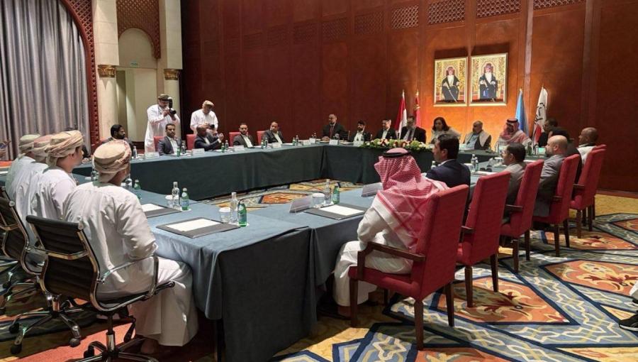 اجتماع توقيع اتفاق تبادل الأسرى بين الحكومة اليمنية والحوثيين في مسقط برعاية أممية كانون الأول 2025