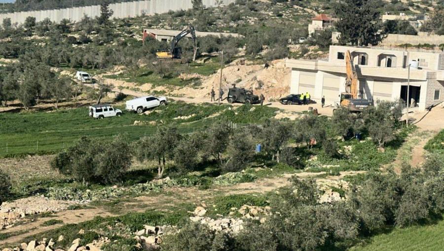 جرافات عسكرية خلال هدم منزل في بلدة بيت عوا جنوب الخليل 5/2/2026 | فلسطين بوست