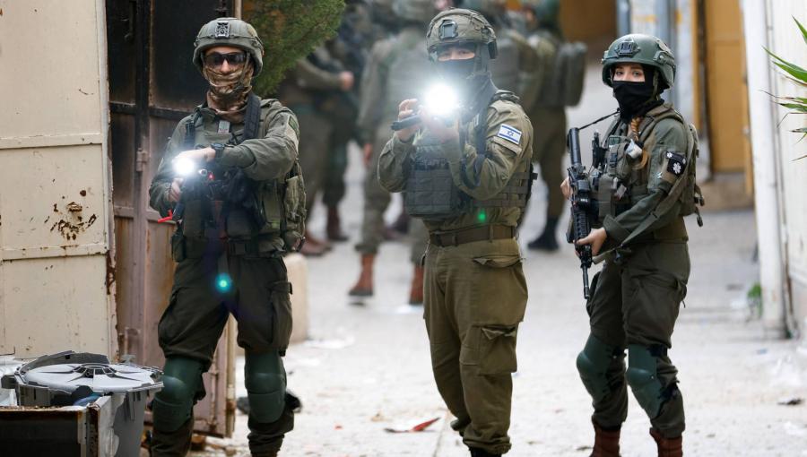 جنود الاحتلال يشهرون أسلحتهم المزودة بكاميرات خلال جولة أسبوعية للمستوطنين في الخليل بالضفة الغربية 7/2/2026 | رويترز