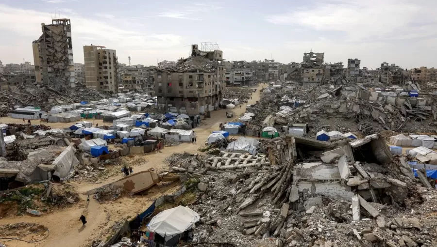 خيام تؤوي الفلسطينيين النازحين إلى جانب مبان مدمرة ومتضررة بشدة في غزة | وكالة الأنباء الفرنسية