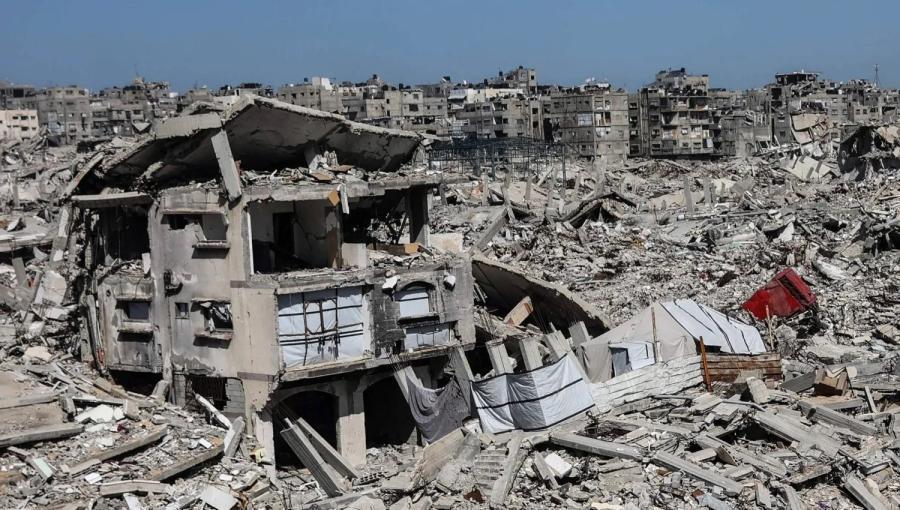 خيام تؤوي عائلات فلسطينية نازحة بين دمار حرب الإبادة التي ارتكبها جيش الاحتلال الإسرائيلي في حي الشيخ رضوان بمدينة غزة | وكالة الأنباء الفرنسية