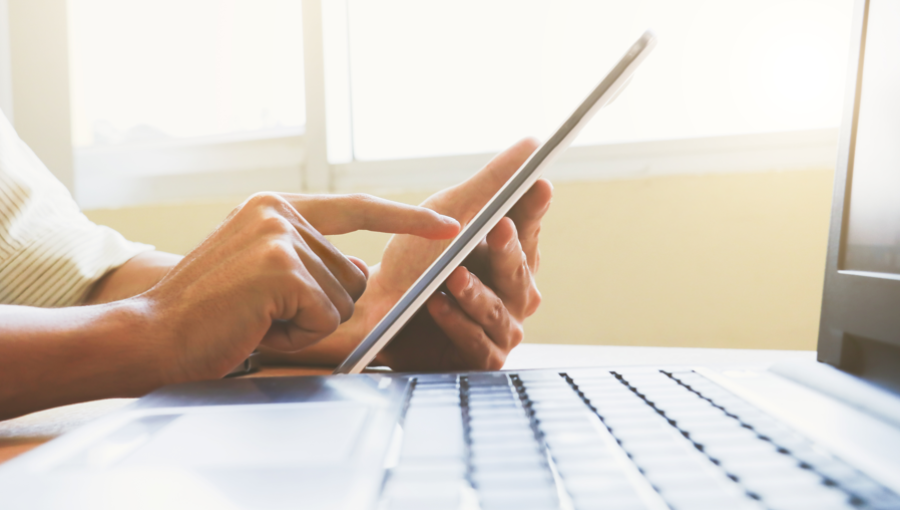 شخص يستخدم جهازا لوحيا | تعبيرية freepik