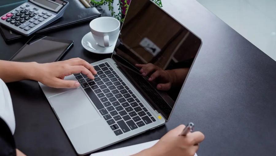 شخص يعمل على حاسوب محمول | تعبيرية