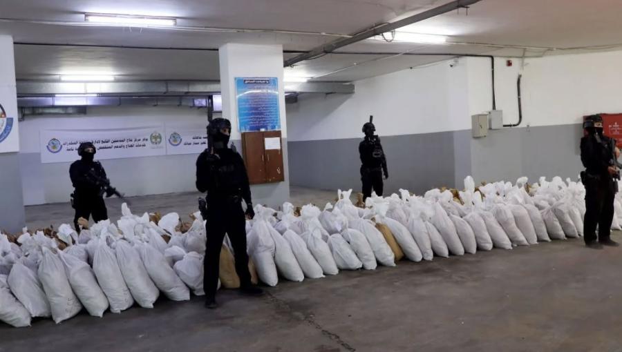 عناصر مكافحة المخدرات تقف بجانب كميات كبيرة من المواد المخدرة التي جرى ضبطها في 148 قضية 11/2/2026 | مديرية الأمن العام