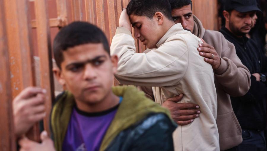 فلسطينيون خلال تشييع شهداء إثر غارة إسرائيلية في مستشفى ناصر بخانيونس 15/2/2026 | وكالة الأنباء الفرنسية