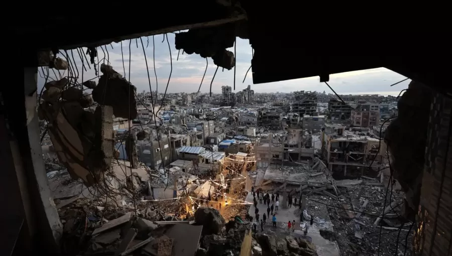 فلسطينيون يتجمعون لتناول وجبة إفطار رمضان وسط أنقاض المباني المدمرة في مخيم جباليا شمال قطاع غزة | وكالة الأنباء الفرنسية