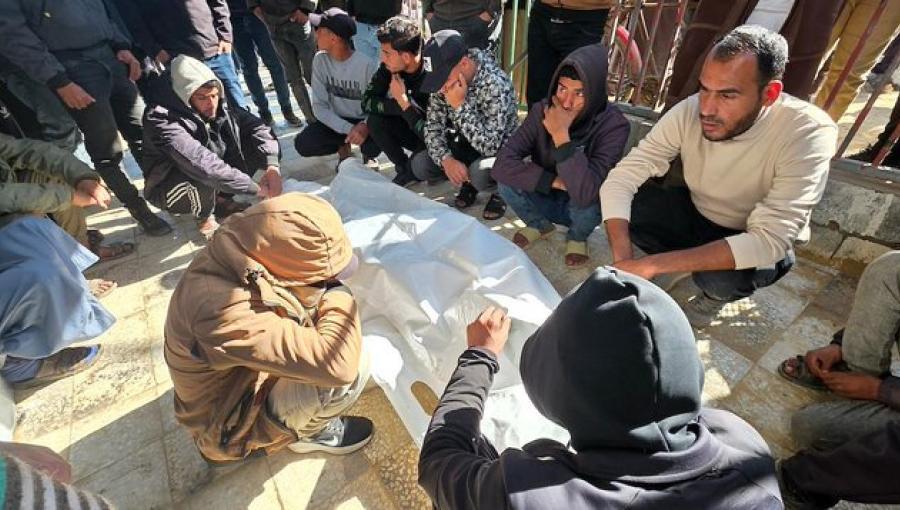 فلسطينيون يودعون شهيدهم في مستشفى ناصر بخانيونس جنوبي قطاع غزة 25/2/2026 | قدس نت