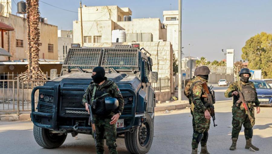 قوات أمن السلطة الفلسطينية تقف عند حاجز طريق في مدينة جنين 6/12/2024 | المصدر: وكالة فرانس برس