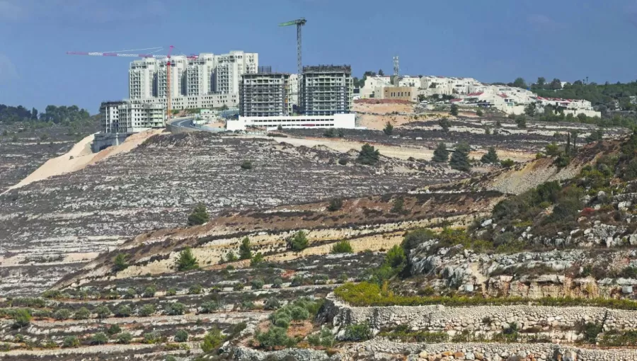 مبان حديثة البناء في مستوطنة غيفعات زئيف الإسرائيلية قرب مدينة رام الله الفلسطينية بالضفة الغربية | وكالة الأنباء الفرنسية