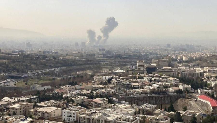 صورة نشرتها وسائل إعلام إيرانية لتصاعد دخان وسط طهران جراء غارات إسرائيلية أمريكية 28/2/2026