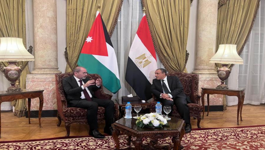 الصفدي خلال لقائه نظيره المصري بدر عبد العاطي في القاهرة | أرشيفية وزارة الخارجية