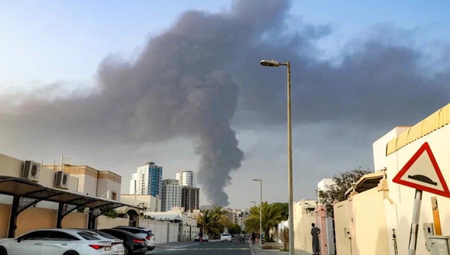 تصاعد عمود كثيف من الدخان عقب انفجار سابق في المنطقة الصناعية بالفجيرة 3/3/2026 | وكالة الأنباء الفرنسية