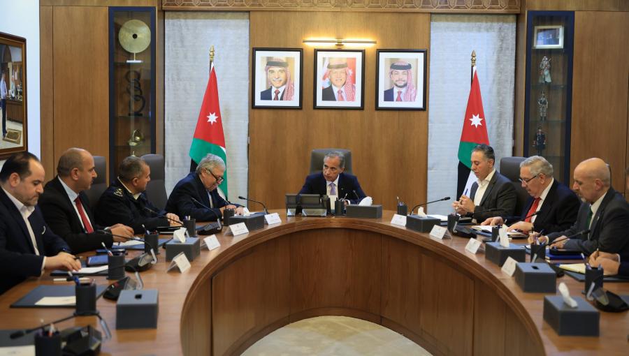 جعفر حسان يناقش تسهيل إجراءات حركة المناولة والشحن والتخليص في موانئ العقبة 8/3/2026 | رئاسة الوزراء