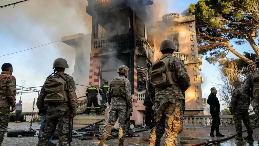 جنود لبنانيون وعناصر من الدفاع المدني يتفقدون مبنى احترق إثر قصف إسرائيلي على قرية مرجعيون جنوب لبنان | وكالة الأنباء الفرنسية