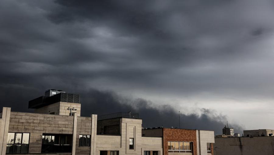 دخان يتصاعد بعد غارة على خزانات الوقود في مصفاة نفط بطهران 8/3/2026 | وكالة أنباء غرب آسيا