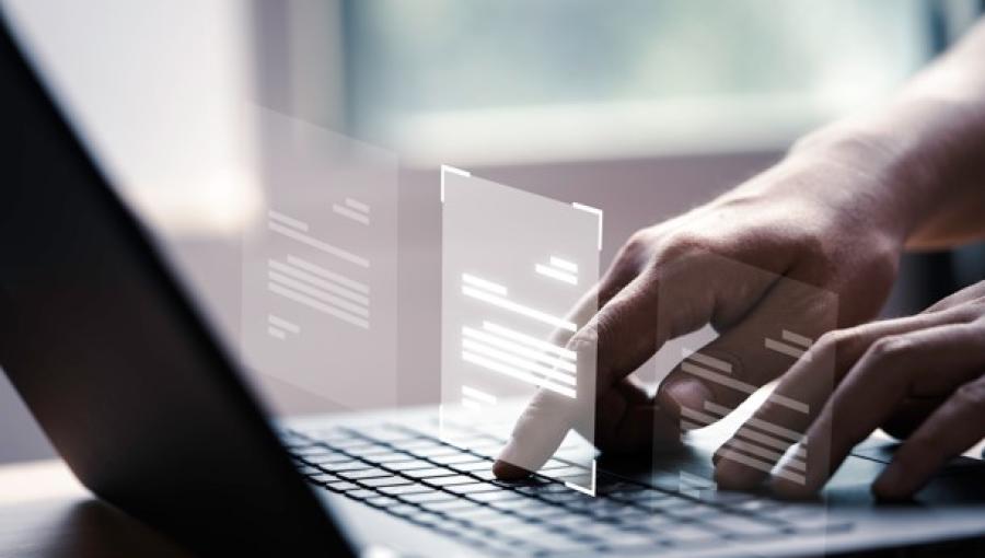 شخص يستخدم حاسوبا محمولا | تعبيرية freepik