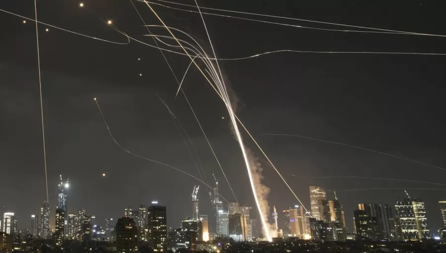 صواريخ اعتراضية إسرائيلية تطارد صواريخ إيرانية في سماء تل أبيب | أسوشييتد برس