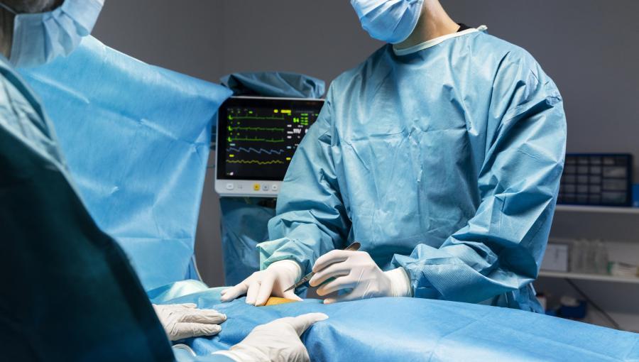 صورة تعبيرية لأطباء يجرون عملية جراحية لمريض | Freepik